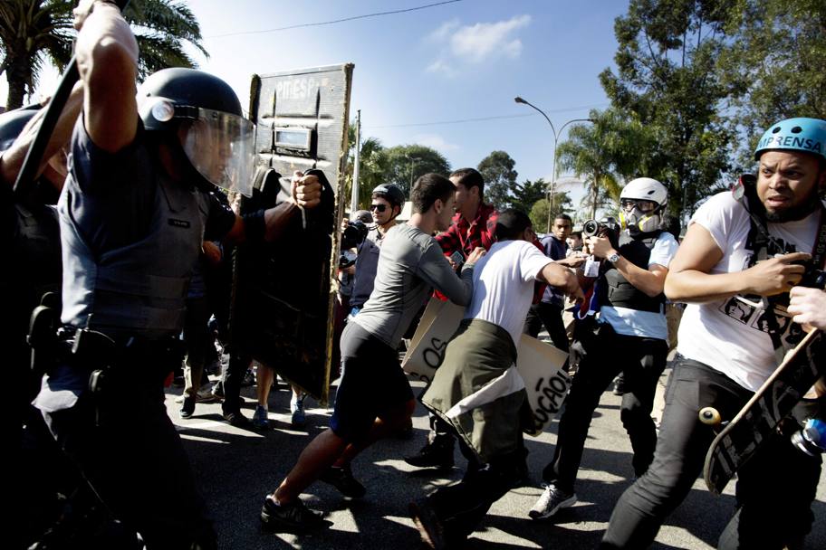 Gli scontri tra polizia e manifestanti. Ap